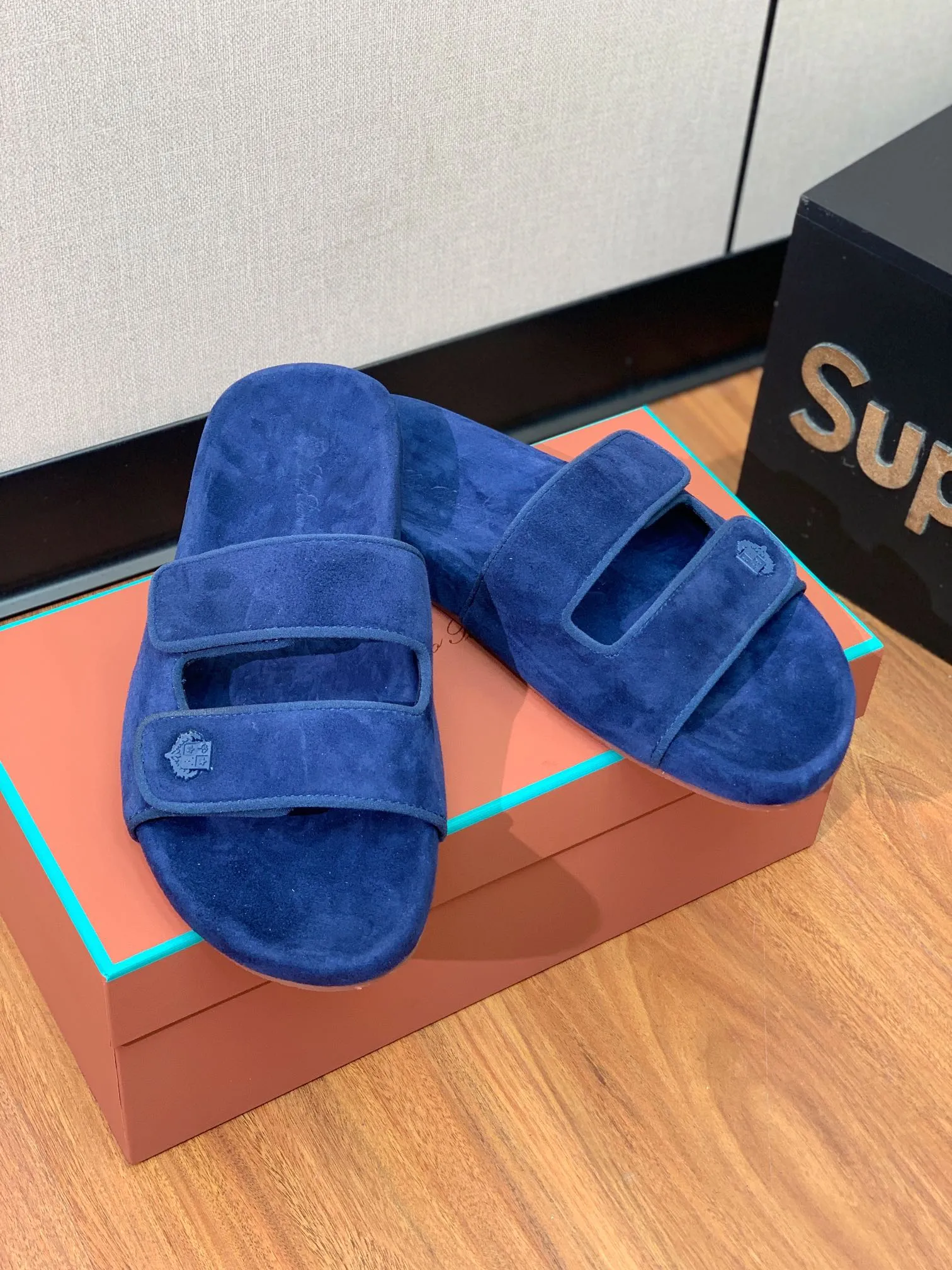 【LP】P:600💰 Size: 39-46 (45.46 can be customized) 【Loro Piana】LP men's slippers. Italian top cashmere is retro, elegant, low-key and luxurious. Both fashionable and practical, the leather is still of the highest quality in the entire network. The upper is silky and smooth. Wear-resistant and highly elastic beef tendon bottom. .